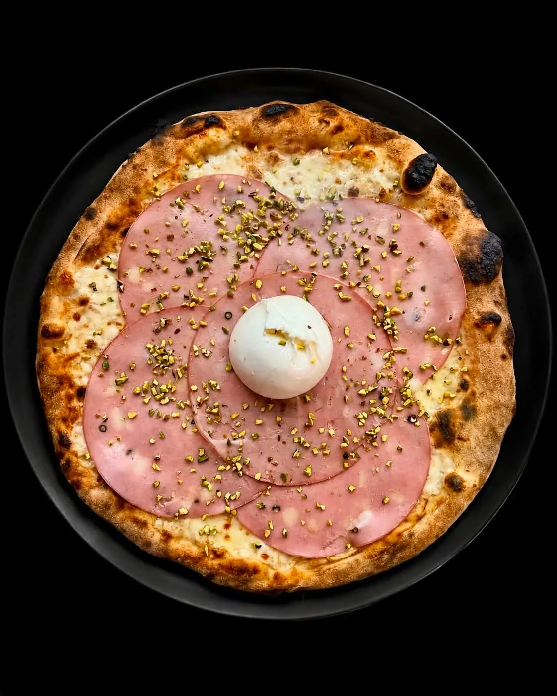 Pizza Bolognese con mortadella, burrata e granella di pistacchi