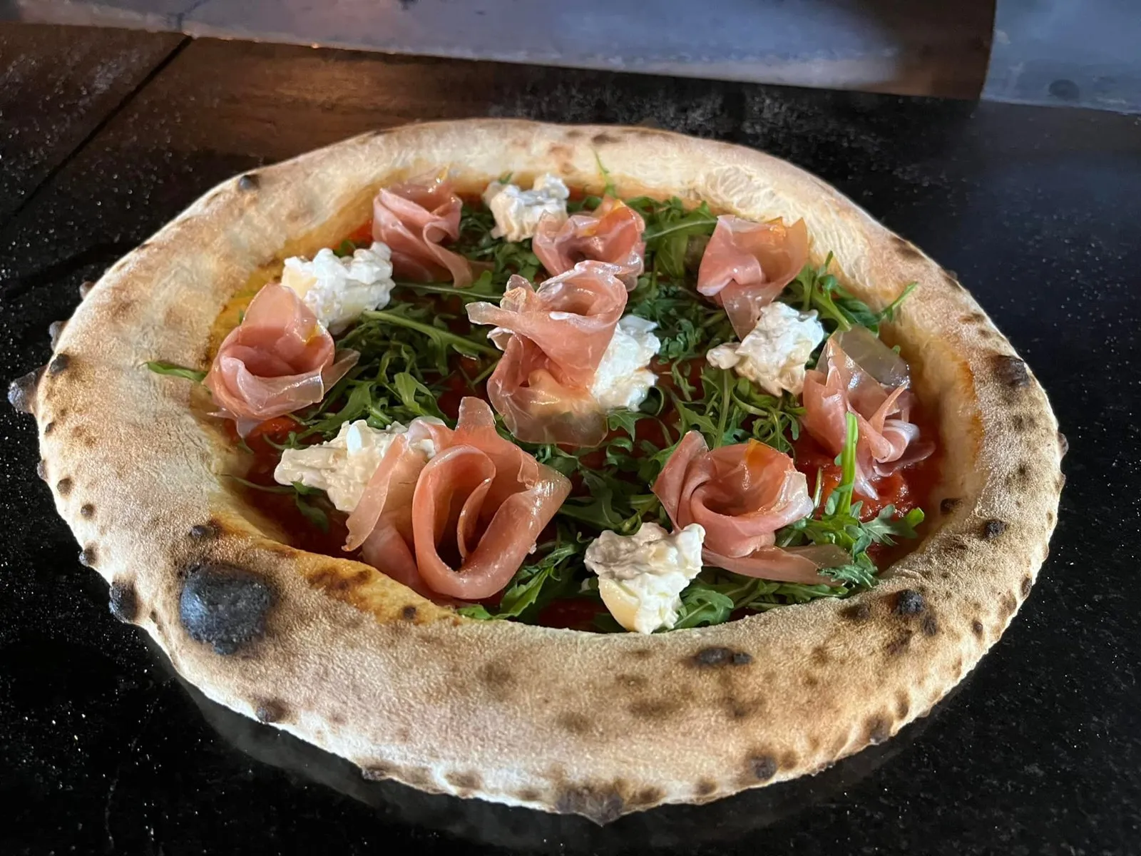 Pizza San Marzano con crudo, stracciatella e rucola