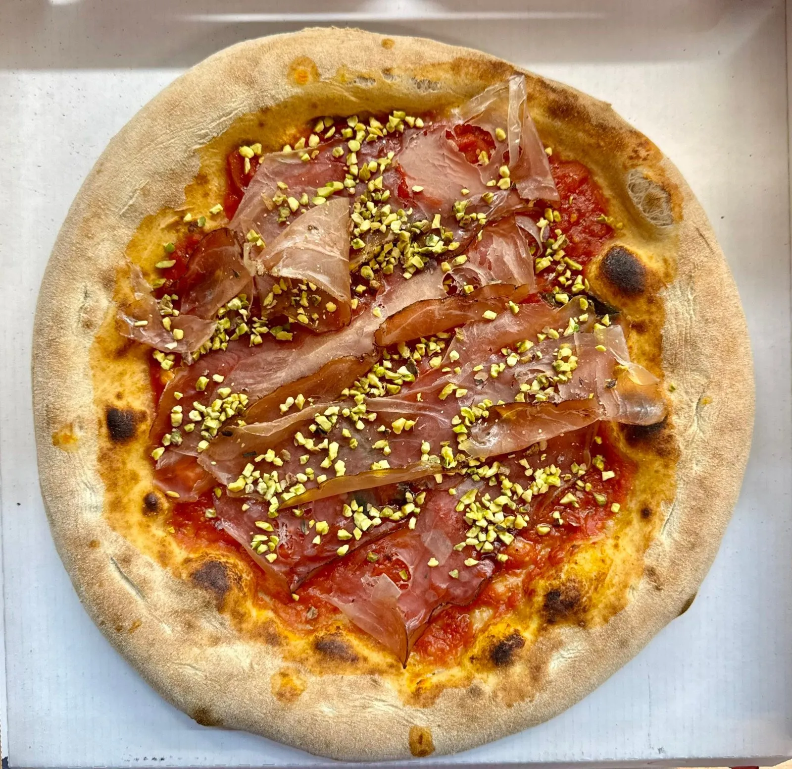 Pizza Nazionale con speck, burrata e granella di pistacchi