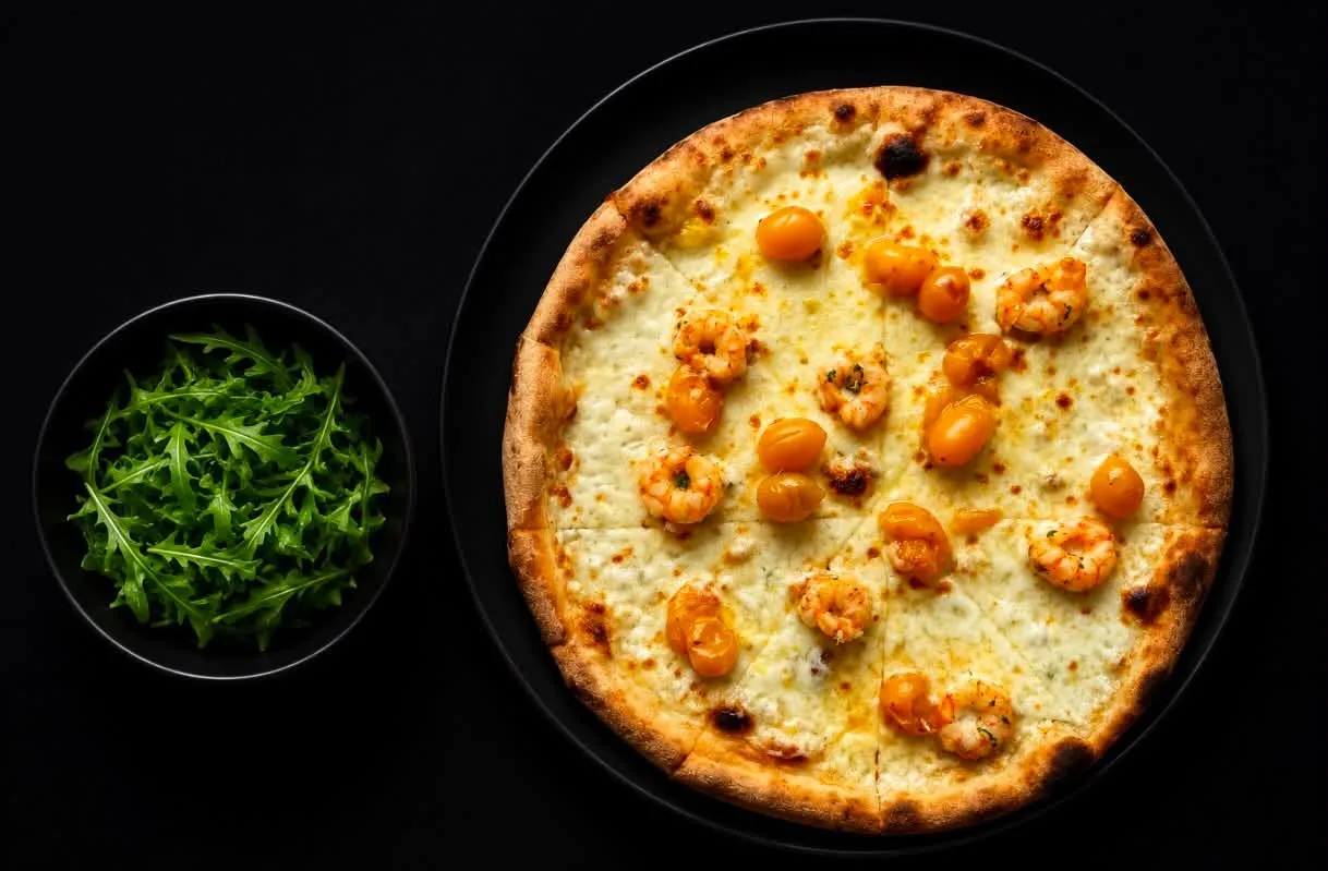 Pizza gamberi sfondo nero