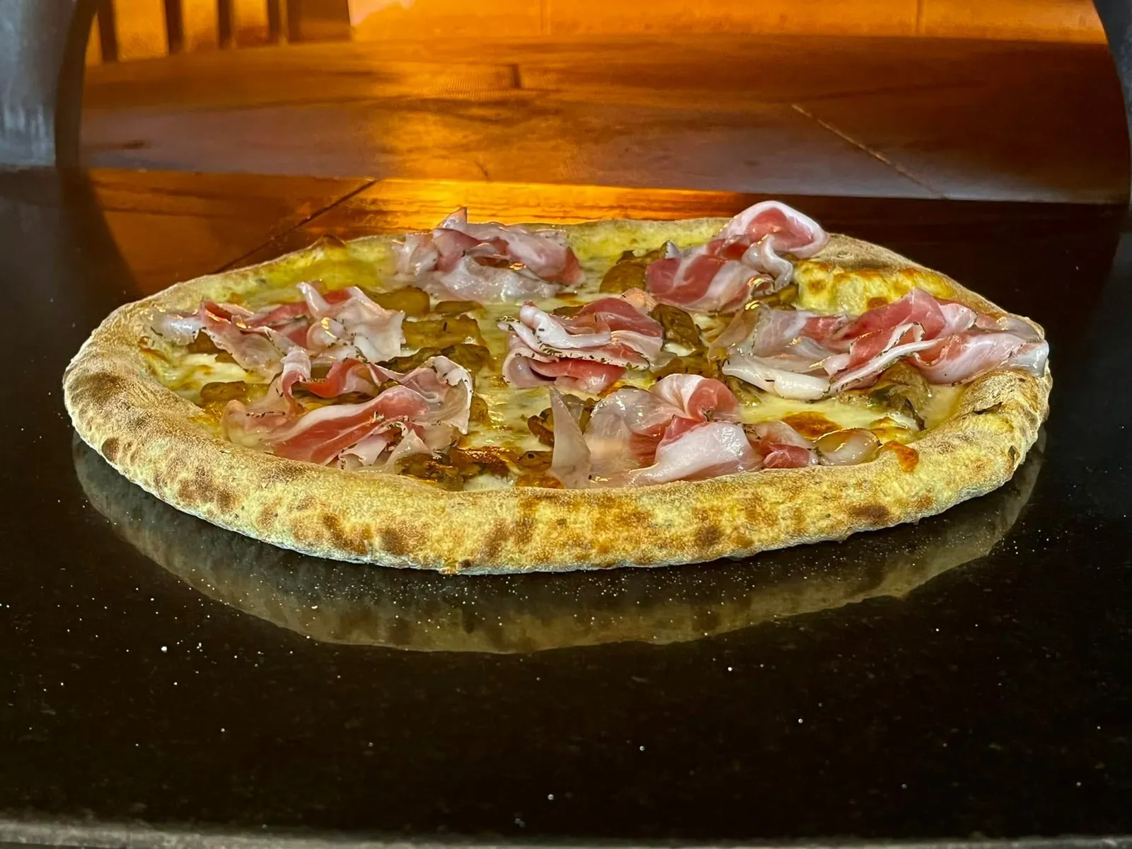 Pizza crudo pesto forno