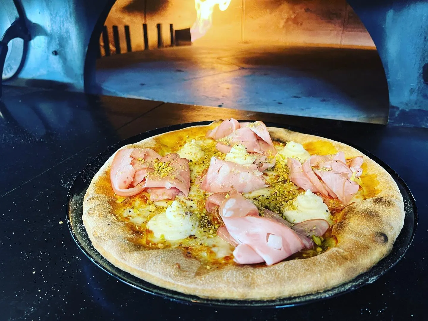 Pizza mortadella pistacchi forno